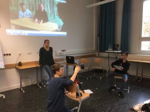 Die Teilnehmer des Schulprojekts üben den Dreh eines Interviews. Foto: Lothar Thiel