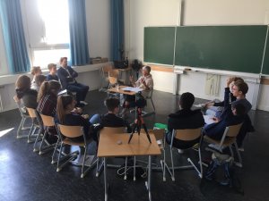 Ulrike Ziegler erläutert den Schülern die Grundlagen der Videoreportage. Foto: Lothar Thiel