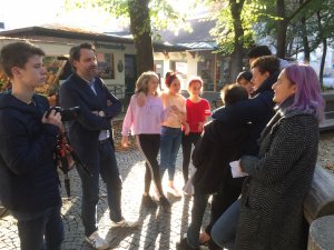 Letzte Besprechung vor der Umsetzung des Gelernten mit Passanten. Foto: Lothar Thiel