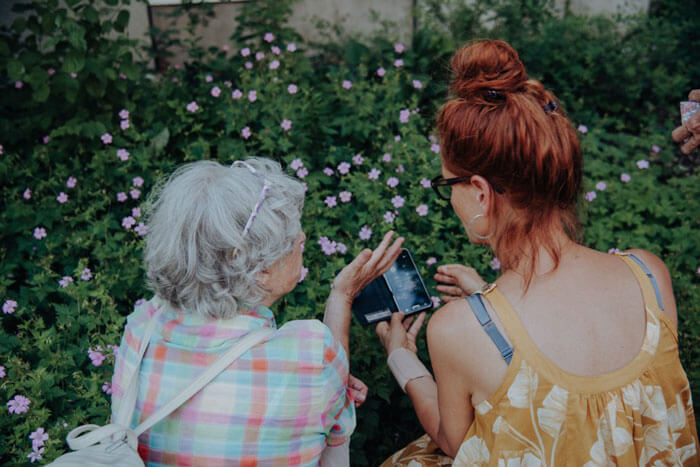 Kursteilnehmerin und -leiterin: Bei der Fotografie von Blumen kommt es auf Details an. Christine Bauer erläutert direkt am Bildschirm. Foto: Amelie Geiger