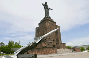 Die Mutter Armeniens thront in Form einer überdimensionalen Statue über der Stadt. In der Hand hält sie ein Schwert und zu ihren Füßen steht eine Rakete. Foto: Christian Callo.