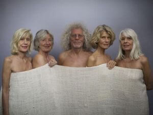 Die Frauen mit Rainer Langhans. Von links: Jutta Winkelmann, Christa Ritter, Rainer Langhans, Brigitte Streubel, Gisela Getty. Foto: Philip Akufo