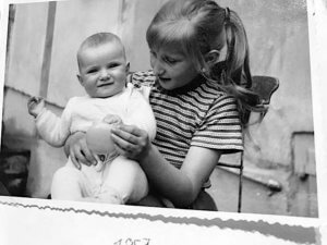 Doja mit ihrem kleinen Bruder 1957. Foto: privat