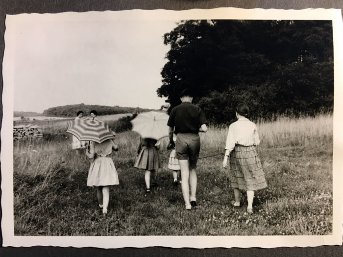 Alte Fotografie von sich entfernenden Menschen.