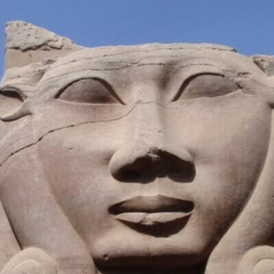 Eine Statue aus der Zeit der alten Ägypter, die einen menschlichen Kopf darstellt.