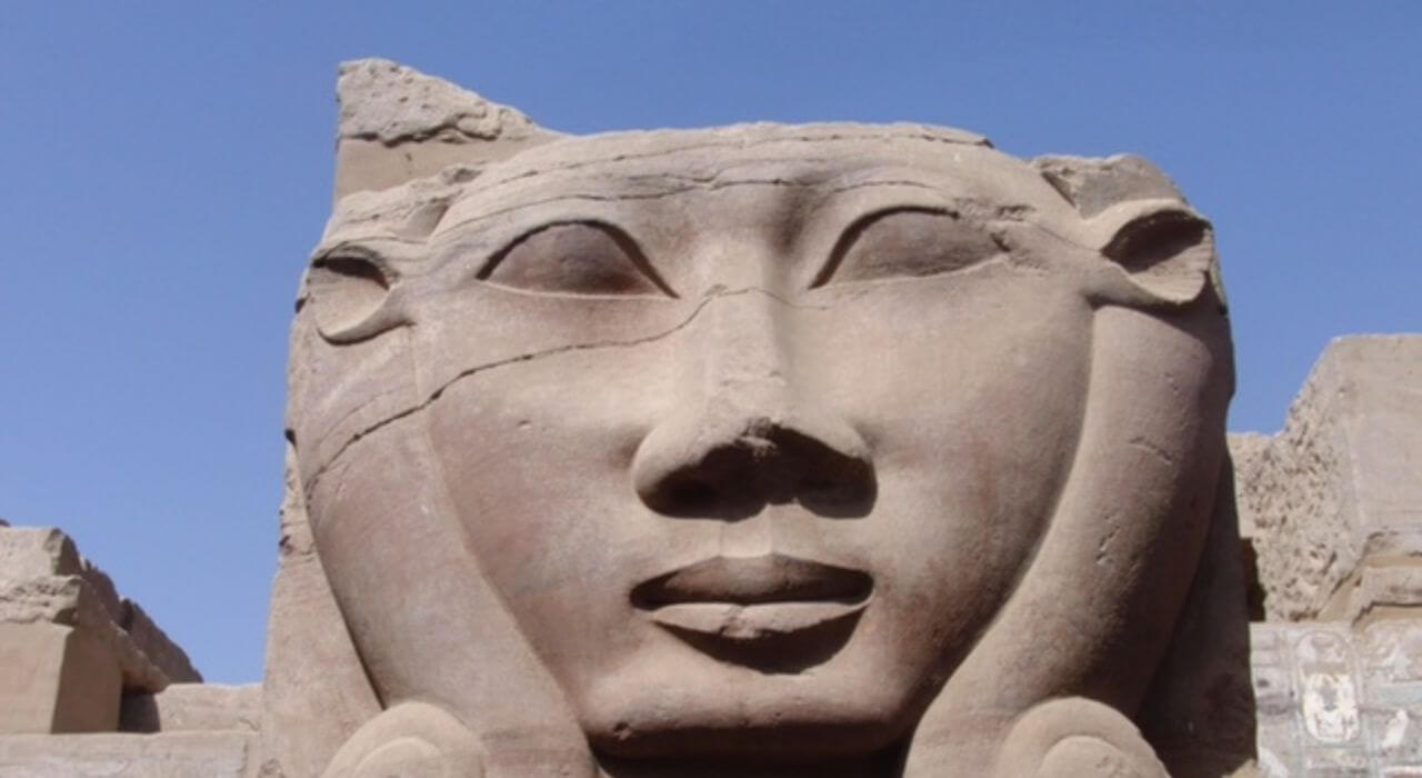 Eine Statue aus der Zeit der alten Ägypter, die einen menschlichen Kopf darstellt.