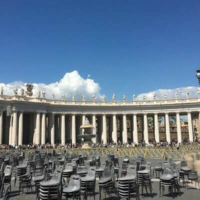 Gestapelte Stühle auf dem Petersplatz im Vatikan