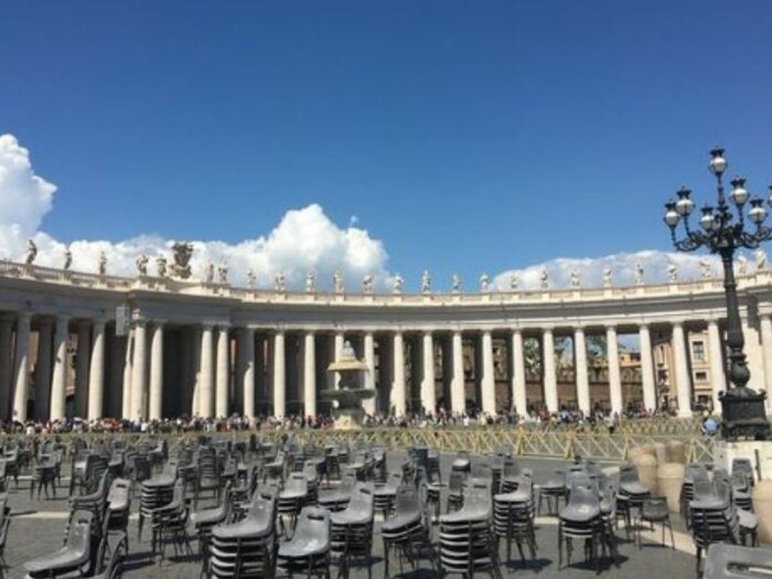 Gestapelte Stühle auf dem Petersplatz im Vatikan