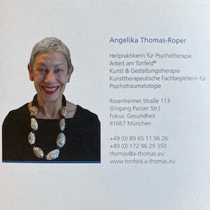 Portrait von Angelika Thomas-Roper auf der Rückseite ihres Flyers. Foto: Thomas Fuchs