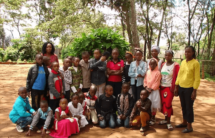 Mitarbeiter und Schüler des Projekts Promoting Africa. Foto: Privat